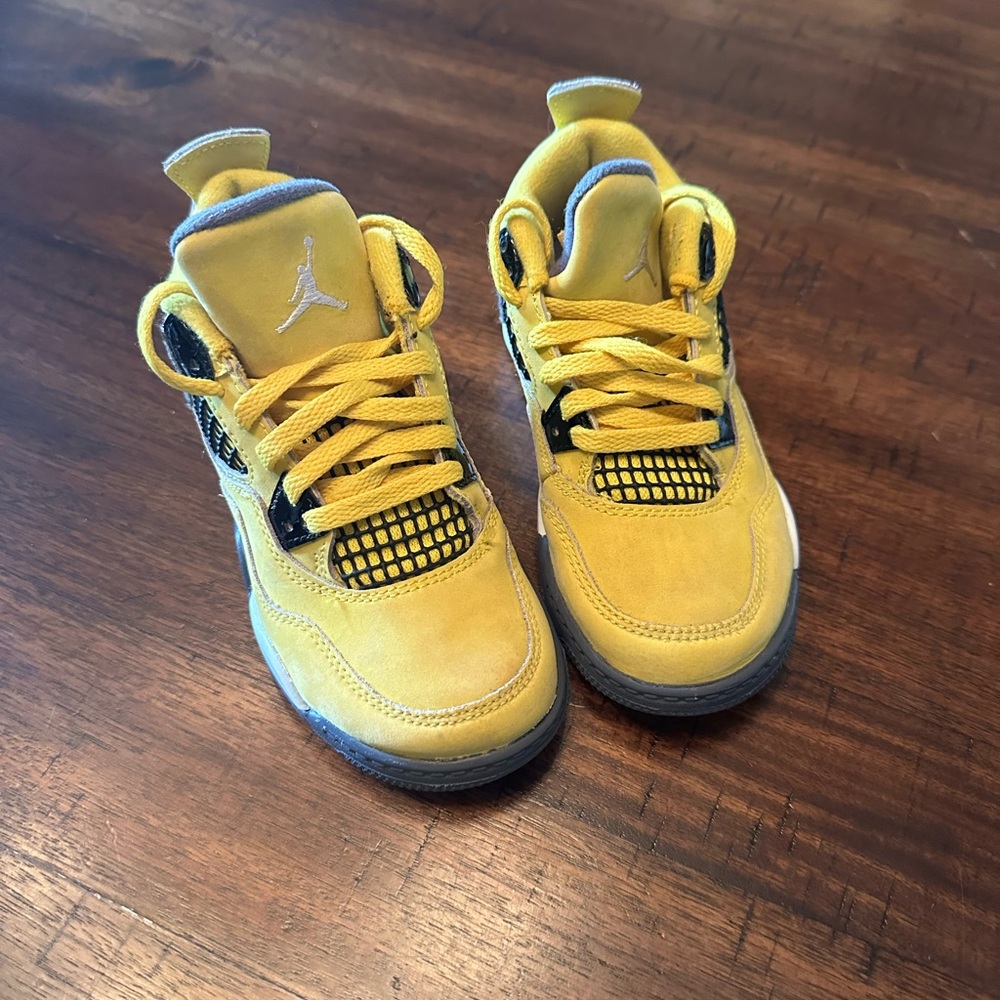 Used JORDAN 4 RETRO PS
"Lightning” gently used